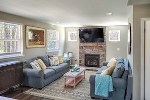 Living Room | Gas Fireplace | Smart TV | Free WiFi | Main Level