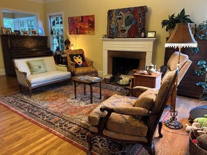 Comfortable livingroom with working piano and Smart TV.