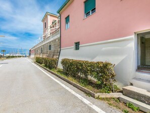 Plante, Ciel, Propriété, Nuage, Fenêtre, Surface De La Route, Asphalte, Design Urbain, Bâtiment, Zone Résidentielle