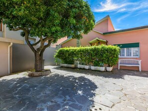Shade, Garden, Landscaping, Driveway, Walkway, Hacienda