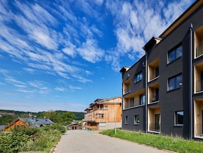 Wolke, Himmel, Pflanze, Gebäude, Daytime, Fenster, Azurblau, Strassenbelag, Haus, Urban Design