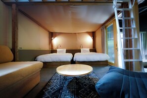 Bedroom with Simmons bed