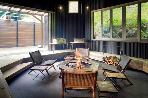 The all-weather bonfire space "Inner Fire Pit" is an innovative space that provides comfort and luxury regardless of the weather or season.