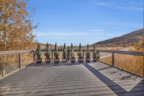 Exterior: Balcony, serene mountain views
