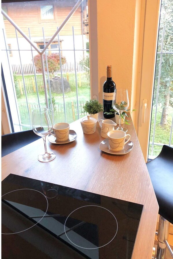 Table, Tableware, Property, Furniture, Plant, Drinkware, Dishware, Wood, Interior Design, Cup