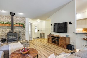 Living Room | Free WiFi | Central A/C & Heating | Xbox | DVD Player