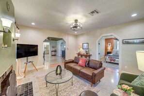 Living Room | Central A/C & Heating | Free WiFi | Smart TV