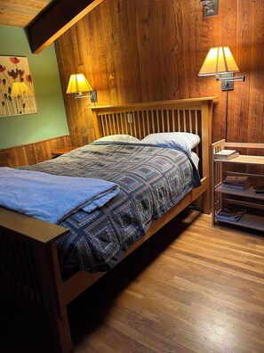 Queen bedroom 1 (2)