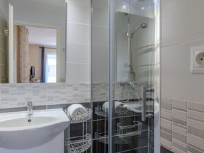 Mirror, Tap, Plumbing Fixture, Sink, Bathroom Sink, Bathroom, Shower Door, Interior Design, Shower