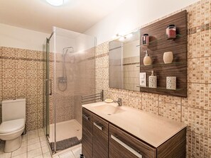 Bathroom Cabinet, Cabinetry, Property, Mirror, Sink, Plumbing Fixture, Bathroom, Tap, Countertop, Interior Design