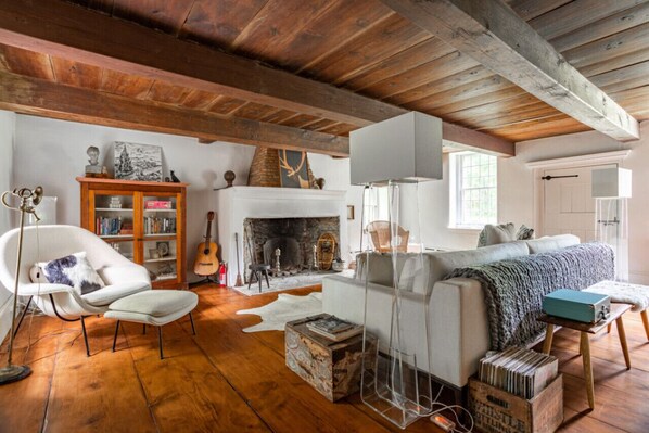 Spacious living room with fireplace