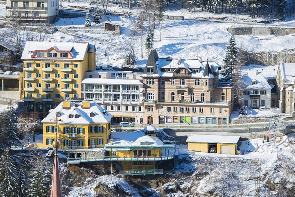Stugans exteriör [vinter]