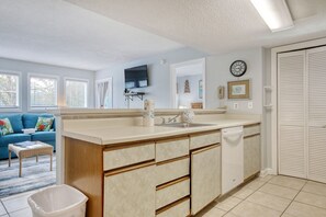 Angle view of kitchen / breakfast bar 