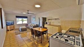 Holdiay Haven 7B - Kalbarri Accommodation Service - Kitchen Dining Lounge Area