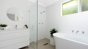 Kabina 98 | Bathroom | Bathtub