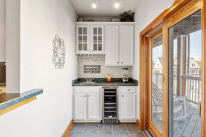 SBC704: Shallowbag Bay 704 | Living Area w/ Wet Bar