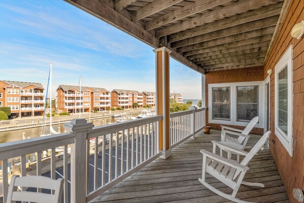 SBC704: Shallowbag Bay 704 | Front Covered Deck