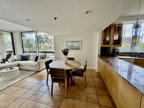 Dining Room - Seating for 4 at Table and 2 at Kitchen Island