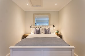 Ground floor king bedroom