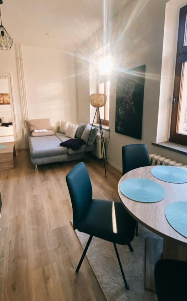 helles Wohnzimmer und Esstisch