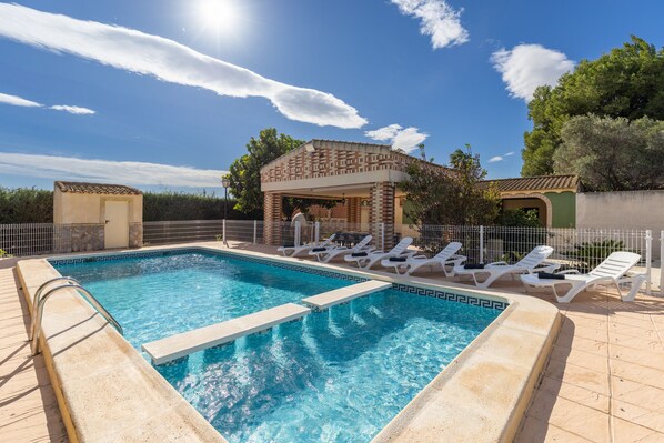 Villa with pool in Alicante