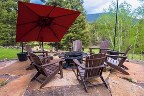 This firepit is sure to be a family favorite! We can smell the smores already!