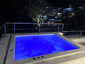 Jacuzzi with LED lights, allowing you to set the mood with your favorite color. 