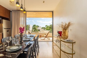 A spacious kitchen and dining area perfect for family meals and gatherings
