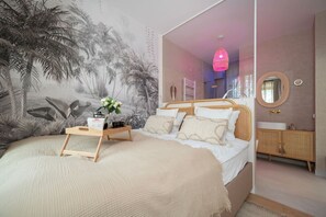 Main Bedroom with Queen Bed | Book Now with RENTUJEMY.COM