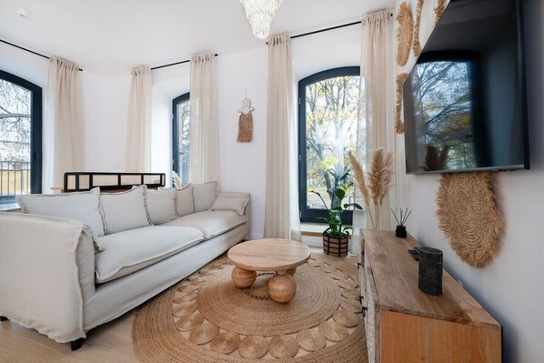 Main Living Area - Big SAMSUNG Smart-TV for Your Entertainment | Book Now with RENTUJEMY.COM