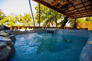 Bain à remous extérieur