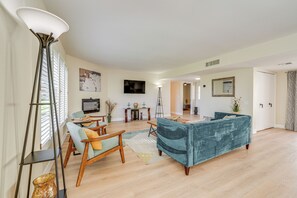 Living Room | Smart TV | Electric Fireplace | Free WiFi