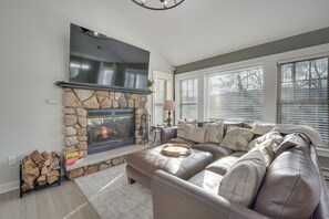 Living Room | 1st Floor | Free WiFi | Smart TV | Central A/C | Electric Heat