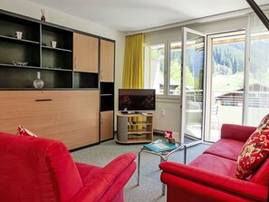 Meubles, Design Intérieur, Plafond, Sol, Canapé, Sol, Pièce, Salon, Appartement, Télévision