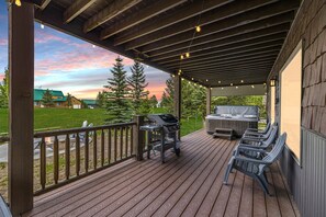 Black Bear Lodge ~ soak in the hot tub or by the fire and watch the sun set!