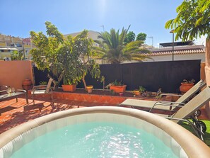 Outdoor spa tub