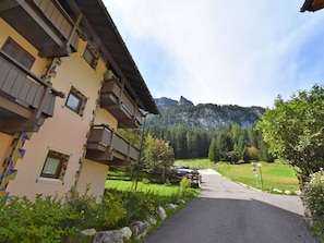 Ciel, Plante, Nuage, Propriété, Bâtiment, Fenêtre, Montagne, Arbre, Asphalte, Surface De La Route