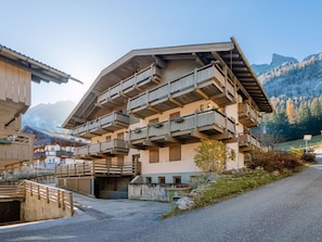 Ciel, Plante, Bâtiment, Montagne, Maison, Fenêtre, Bois, Pente, Design Urbain, Zone Résidentielle