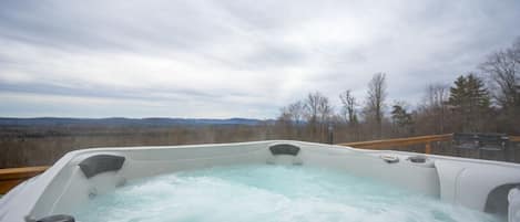 Unwind in the outdoor hot tub while soaking in breathtaking mountain views and vibrant sunsets. A perfect spot to relax and recharge in total serenity.