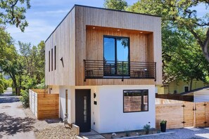 Urban tree lover's paradise! The perfect place to discover Austin! Close to UT, bars, restaurants and shopping!