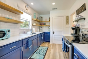 Kitchen | Cooking Basics | Keurig & Drip Coffee Makers (Coffee Provided)