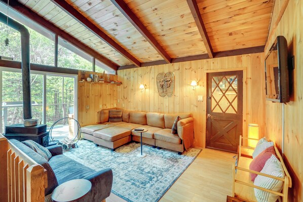 West Dover Vacation Rental | 5BR | 3BA | Stairs Required | 2,000 Sq Ft
