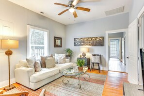 Living Room | Smart TV | Free WiFi | Central Heating & A/C