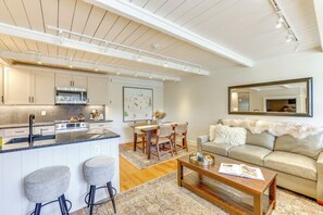 Living Room | Free WiFi | Smart TV | Central A/C