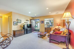 Living Room | Full Sleeper Sofa | Smart TV | Free WiFi