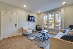 Living Room | Sleeper Sofa | Smart TV | Free WiFi | Central A/C & Heating
