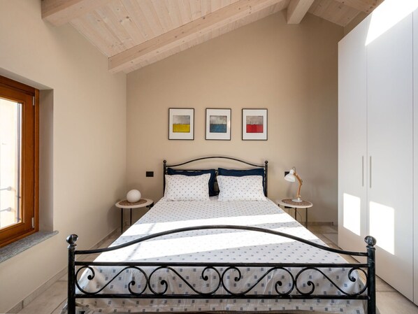 Meubles, Bâtiment, Fenêtre, Confort, Bois, Cadre De Lit, Design Intérieur, Oreiller, Sol, Sol