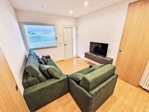 Couch, Comfort, Wood, Interior Design, Flooring, Floor, Living Room, Hardwood, Laminate Flooring, Ceiling