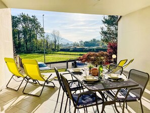Table, Furniture, Plant, Flower, Property, Chair, Flowerpot, Shade, Outdoor Furniture, Interior Design