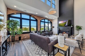 Great Room - Mercedes Benz Stadium Views